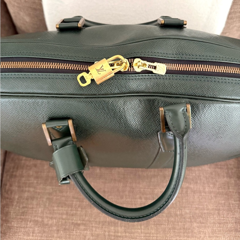 Authentic Louis Vuitton Epicea Taiga Leather Helanga En Poche Travel Bag M30104 - Picture 10 of 16